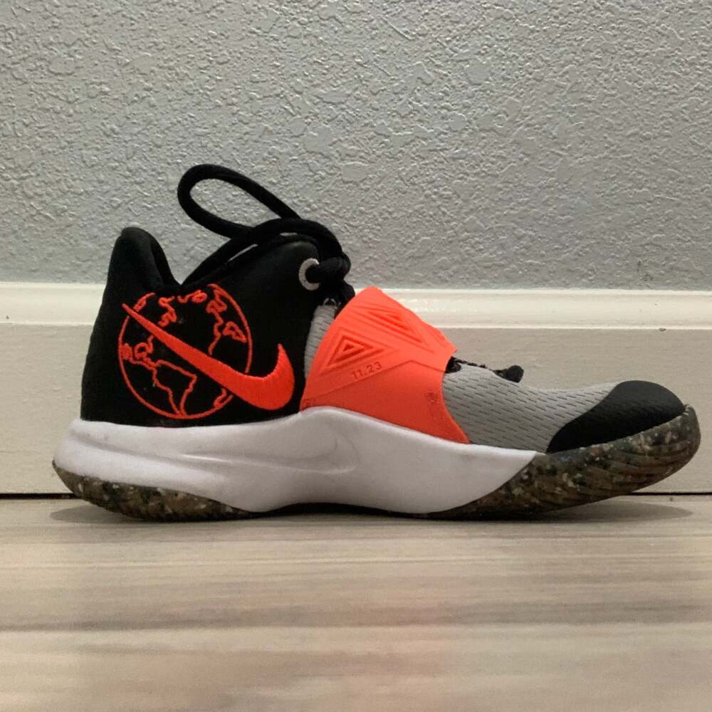 Nike Little Boys Size 13 Kyrie Flytrap III SE Black/Smoke Grey/Bright Crimson  L